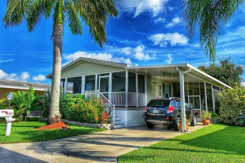 advantages of retiring into a Florida mobile home