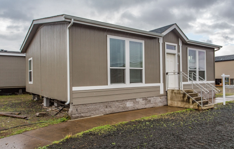 The Great Debate: Mobile Home vs. Single-Family Home for Newlyweds