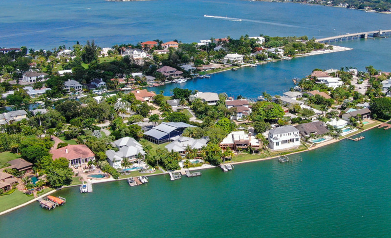 reasons why retirees move to Florida