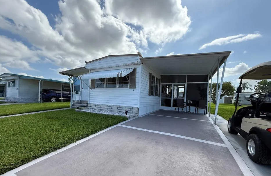 Become a Mobile Home Sales Agent in Golden Gate, Florida