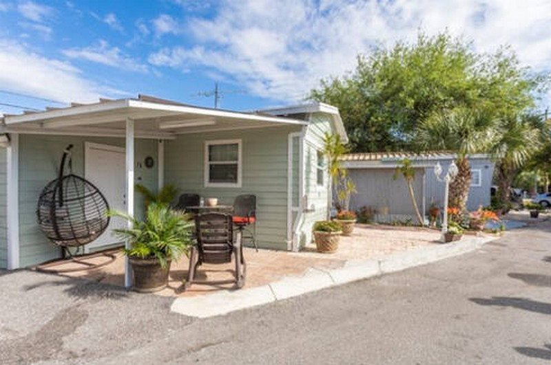 become a mobile home sales agent in Holmes Beach