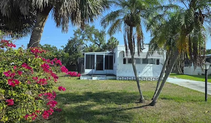 mobile home sales agent in Englewood