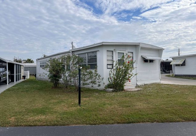 mobile home sales agent in Gulf Gate Estates