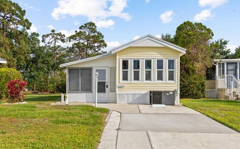 mobile home sales agent in North Port